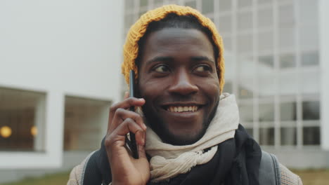 Fröhlicher-Afro-Mann,-Der-Draußen-Mit-Dem-Handy-Spricht